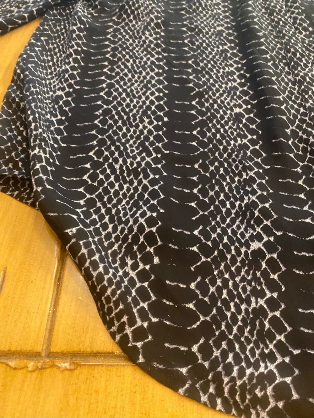 Joie Women’s Silk Black Animal Printed Long Sleeve V-Neck Blouse size large - Picture 12 of 13
